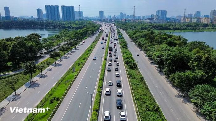 Dòng phương tiện nối đuôi nhau trên Vành đai 3 từ hướng cầu Thanh Trì về trung tâm Hà Nội. (Ảnh: Hoài Nam/Vietnam+)