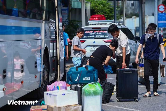 Dù lượng khách trở về trong ngày cuối cùng kỳ nghỉ Lễ nhưng không xảy ra tình trạng quá tải tại các bến xe. (Ảnh: Hoài Nam/Vietnam+)
