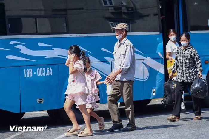 Tại các bến xe lớn như Giáp Bát, Nước Ngầm, Mỹ Đình, người dân lỉnh kỉnh hành lý trở về Thủ đô. (Ảnh: Hoài Nam/Vietnam+)