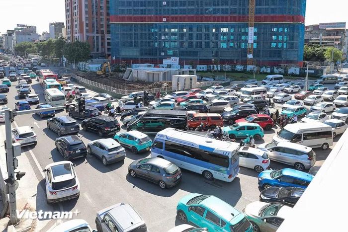 Dòng phương tiện chật vật di chuyển tại khu vực cầu Vĩnh Tuy. (Ảnh: Hoài Nam/Vietnam+)