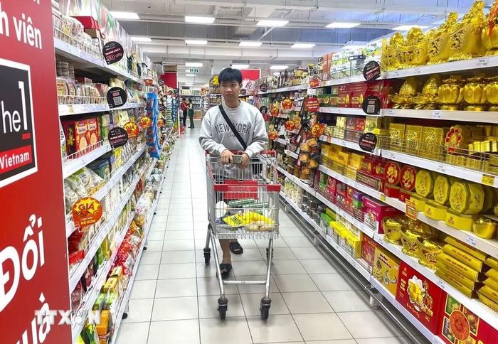 Người tiêu dùng mua sắm tại siêu thị. (Ảnh: Hương Giang/TTXVN)