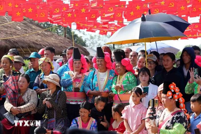 Không khí vui tươi, phấn khởi hiện rõ trên từng khuôn mặt của du khách và nhân dân khi tham dự sự kiện. (Ảnh: Trung Kiên/TTXVN)