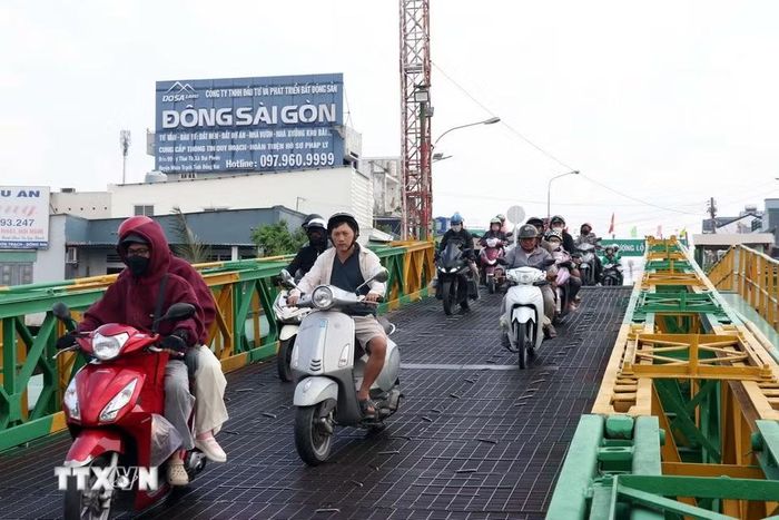 Các phương tiện di chuyển lên phà Cát Lái để trở về TP Hồ Chí Minh. (Ảnh: Tiến Lực/TTXVN)