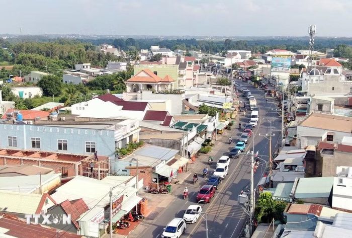 Đường Lý Thái Tổ (xã Đại Phước, thành phố Đồng Nai) hướng về bến phà Cát Lái ùn ứ nghiêm trọng ở làn ô tô, kéo dài gần 2 km. (Ảnh: Tiến Lực/TTXVN)