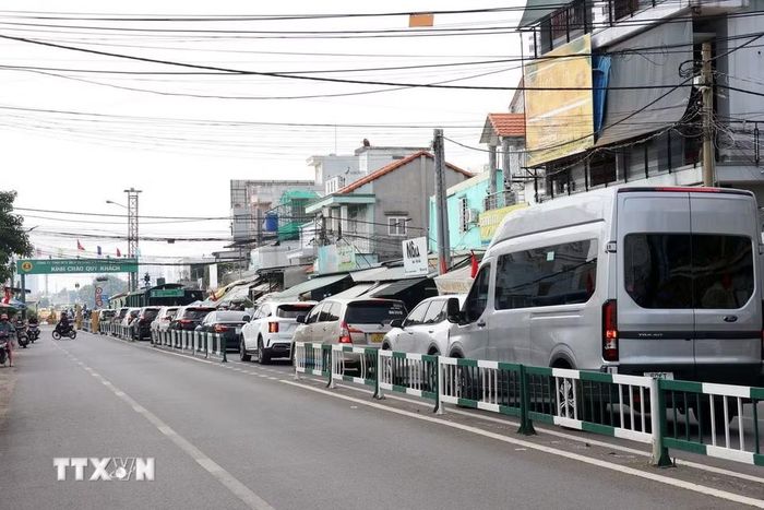 Ôtô xếp hàng chờ lên phà Cát Lái trở về TP Hồ Chí Minh chiều 2/9/2026. (Ảnh: Tiến Lực/TTXVN)