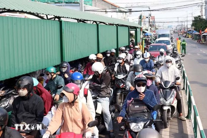 Người dân trở lại TP Hồ Chí Minh sau kỳ nghỉ lễ Quốc khánh 2/9. (Ảnh: Tiến Lực/TTXVN)