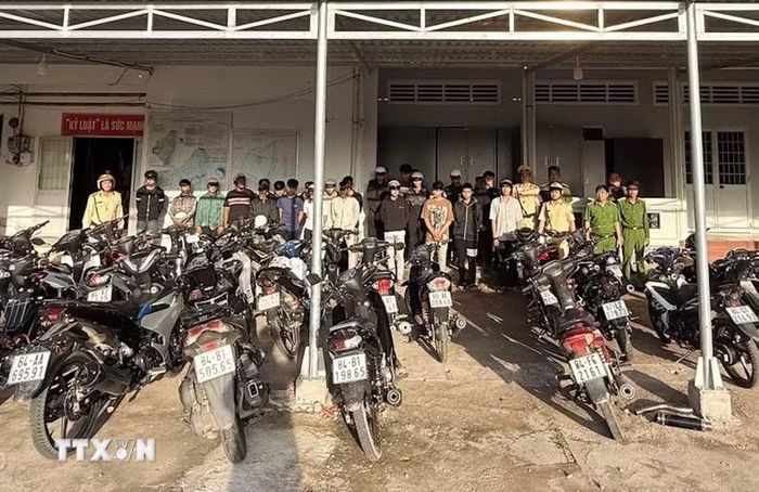 Nhóm thanh, thiếu niên tụ tập "đi bão" lúc rạng sáng cùng phương tiện được đưa về trụ sở Công an. (Ảnh: TTXVN phát)