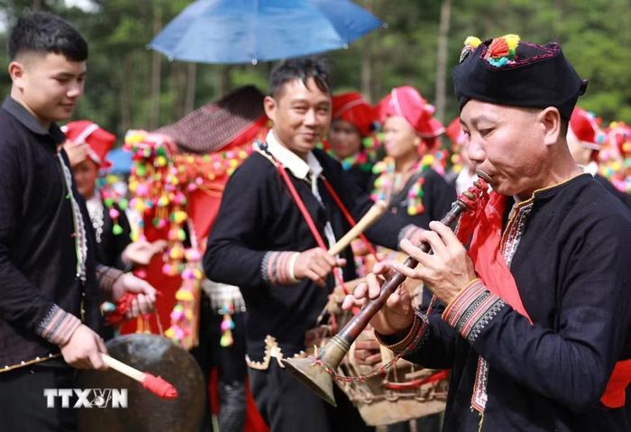 Một phần trong nghi lễ đón dâu của đồng bào người Dao đỏ ở Lai Châu. (Ảnh: Quý Trung/TTXVN)