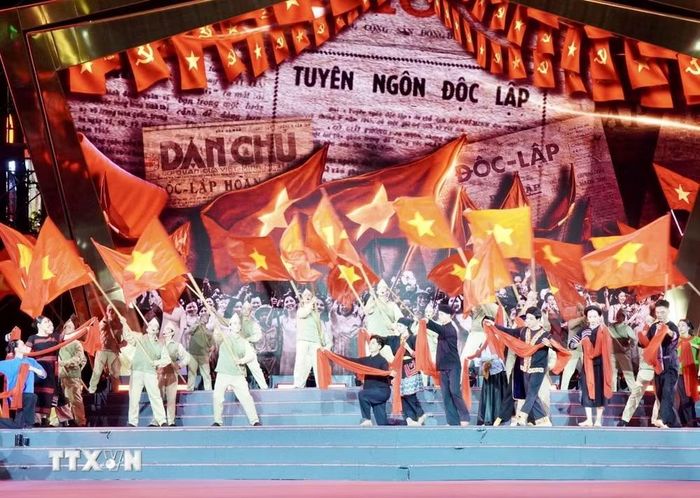 Các tiết mục tiếp nối câu chuyện về những năm tháng đấu tranh bảo vệ nền độc lập, sự hy sinh của các thế hệ đi trước và hành trình dựng xây đất nước trong hòa bình. (Ảnh: Trung Tuyến/TTXVN)