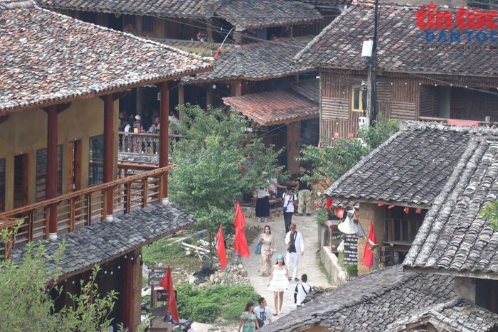 Những ngôi nhà trình tường, những bộ trang phục rực rỡ, những điệu múa bên bếp lửa và tình người ấm áp nơi biên cương đang trở thành những "đại sứ văn hóa", đưa hình ảnh của Lô Lô Chải vươn xa.