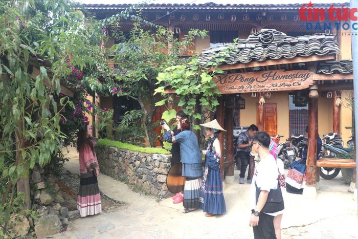 Du khách đến với Lô Lô Chải không chỉ được trải nghiệm vẻ đẹp văn hóa truyền thống mà còn cảm thấy yên tâm về chất lượng dịch vụ, từ bữa ăn, nơi lưu trú an toàn trong suốt hành trình.
