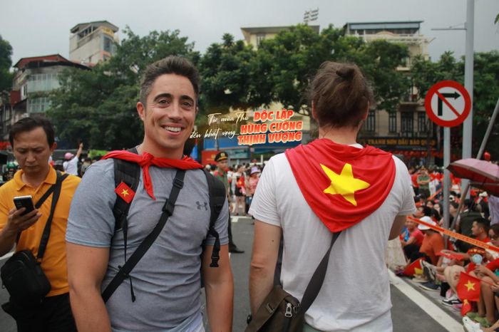 Du khách nước ngoài hòa mình vào nhịp sống và văn hóa Việt Nam.