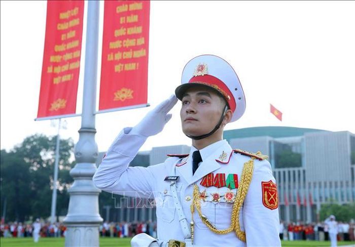 Lễ Thượng cờ được tổ chức trang nghiêm nhân kỷ niệm 81 năm Cách mạng Tháng Tám (19/8/1945 - 19/8/2026) và Quốc khánh nước Cộng hòa xã hội chủ nghĩa Việt Nam (2/9/1945 - 2/9/2026). Ảnh: Phạm Kiên/TTXVN