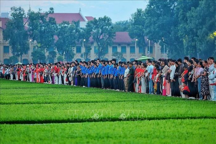 Đông đảo người dân đứng trang nghiêm quanh Quảng trường Ba Đình, cùng hướng về lá Quốc kỳ trong thời khắc diễn ra Lễ Thượng cờ sáng 2/9. Ảnh: Phạm Tuấn Anh/TTXVN