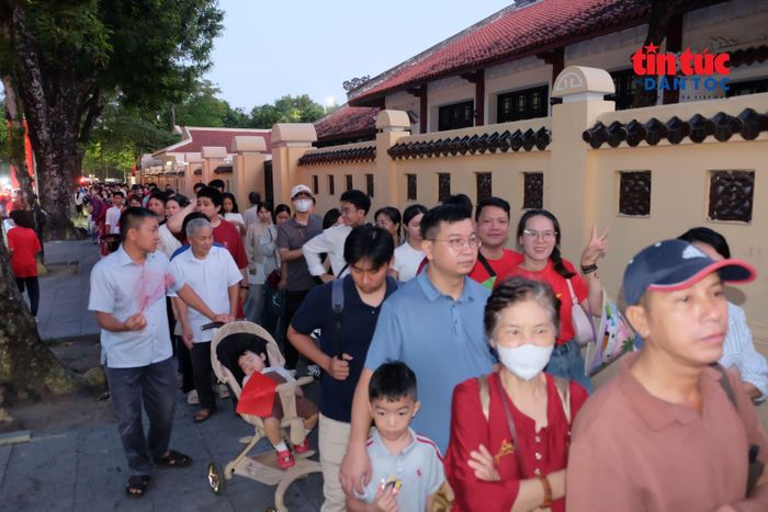 Dòng người xếp hàng kéo dài từ ngã tư Hùng Vương - Lê Hồng Phong đến phố Ngọc Hà để được vào Quảng trường Ba Đình, chứng kiến lễ thượng cờ đặc biệt.