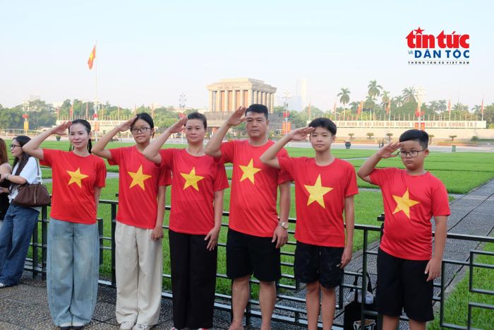 Lễ chào cờ kết thúc, nhiều người nán lại Quảng trường ghi lại những tấm hình ý nghĩa trong ngày đại lễ của đất nước.