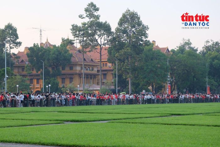 Dù buổi lễ diễn ra vào giờ sớm, rất đông người dân đã có mặt để chứng kiến lễ thượng cờ.