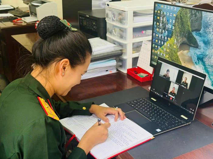 Phụ nữ Học viện Lục quân giao ban trực tuyến. Ảnh: hvlq.vn