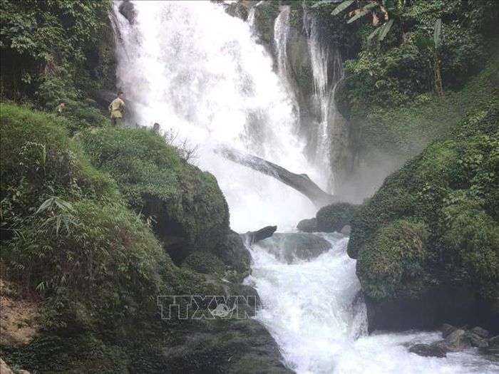 Nước tại thác Khâu Làn (xã Quản Bạ, Tuyên Quang) chảy xiết, địa hình nhiều đá lớn, gây khó khăn cho việc tiếp cận và tìm kiếm du khách mất tích. Ảnh: TTXVN phát