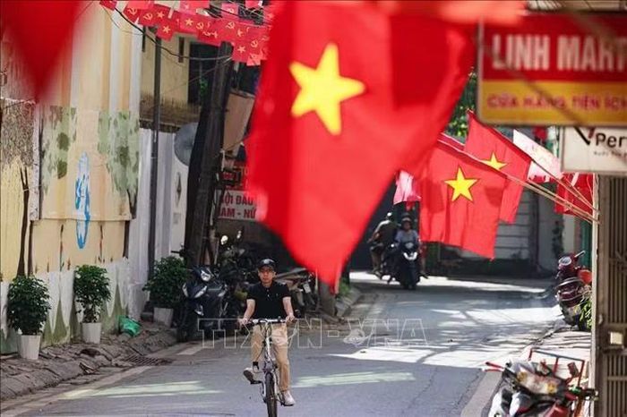 Những lá cờ đỏ sao vàng được người dân treo dọc các ngôi nhà trong khu dân cư, đưa sắc màu của ngày Tết Độc lập len sâu vào những không gian đời thường của Thủ đô.