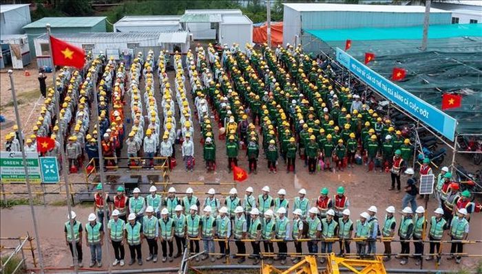 Công nhân trên đại công trường APEC Phú Quốc (An Giang) chào cờ trước khi bước vào ngày làm việc tại công trình trong dịp lễ Quốc khánh 2/9. Ảnh: TTXVN phát