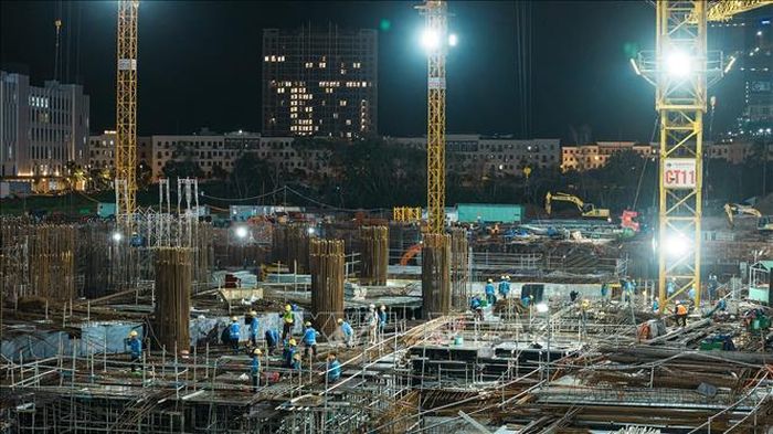Thi công các công trình trên đại công trường Phú Quốc (An Giang) phục vụ Hội nghị Cấp cao APEC 2027. Ảnh: TTXVN phát