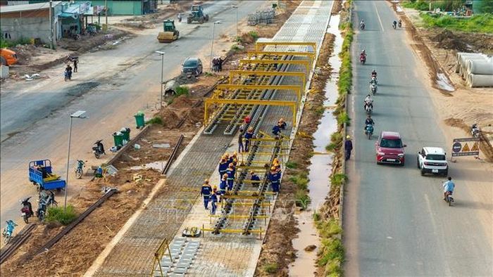 Thi công các công trình trên đại công trường Phú Quốc (An Giang) phục vụ Hội nghị Cấp cao APEC 2027. Ảnh: TTXVN phát