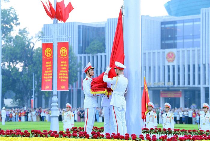 Tham dự Lễ Thượng cờ và viếng Lăng Chủ tịch Hồ Chí Minh trong ngày Tết Độc lập, những người trẻ cùng nhau thể hiện niềm tự hào và lòng biết ơn đối với các thế hệ đi trước.