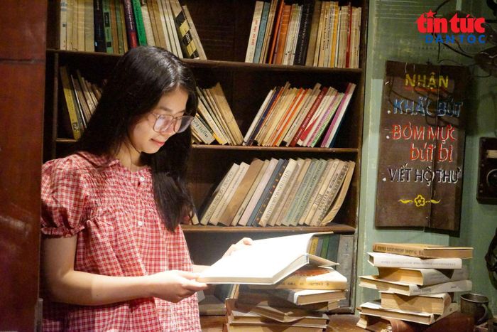 Bạn trẻ Phương Linh trải nghiệm “Tour Yêu Nước: Chạm vào ký ức một thời” tại Không gian văn hóa Ký ức Hà Nội.