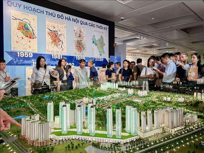 Đông đảo người dân Hà Nội quan tâm đến xem Triển lãm quy hoạch tổng thể Thủ đô Hà Nội tầm nhìn 100 năm. Ảnh: Quốc Khánh/TTXVN