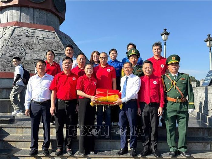Bí thư Đảng ủy xã Lũng Cú Dương Ngọc Đức trao tặng lá cờ Tổ quốc từng tung bay trên Cột cờ Quốc gia Lũng Cú cho bà Đỗ Thị Thu Thảo, Ủy viên Đoàn Chủ tịch Ủy ban Trung ương MTTQ Việt Nam, Bí thư Đảng ủy, Chủ tịch Trung ương Hội Chữ thập đỏ Việt Nam, đại biểu Quốc hội khóa XVI.