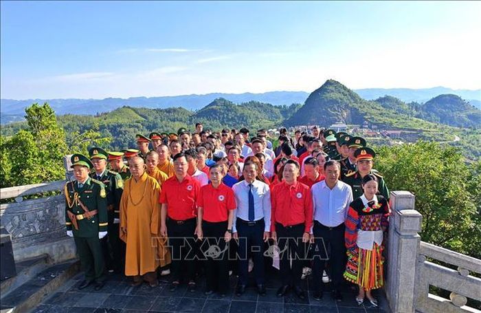 Các đại biểu và du khách trang nghiêm hướng về Quốc kỳ trong Lễ thượng cờ tại Cột cờ Quốc gia Lũng Cú sáng 2/9.