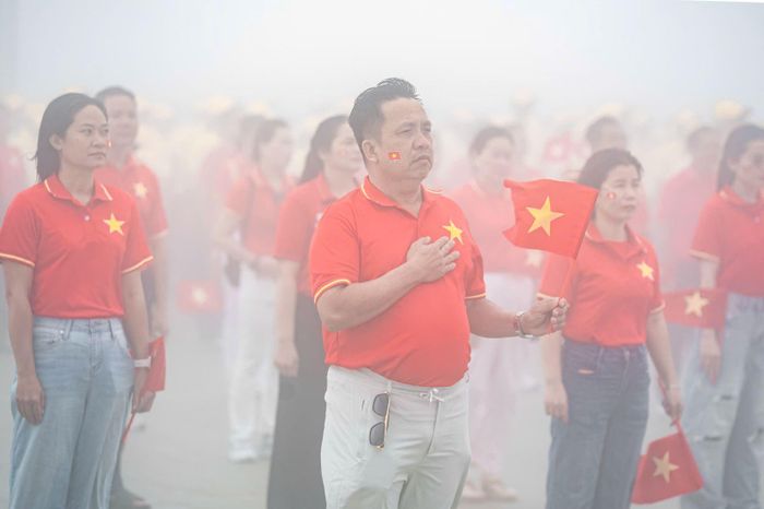 Khoảnh khắc chào cờ đầy xúc động của du khách trong hành trình tham quan núi Bà Đen dịp Quốc khánh 2/9.