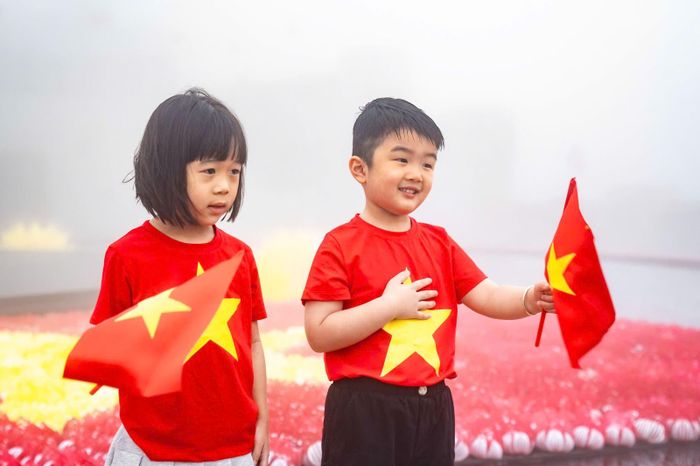 Các em nhỏ đặt tay lên ngực khi Quốc ca vang lên trên đỉnh núi Bà Đen.