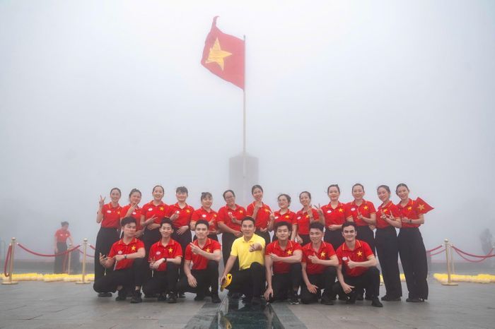 Sau lễ chào cờ, người dân và du khách tranh thủ ghi lại những khoảnh khắc đáng nhớ khi vui chơi trên đỉnh núi Bà Đen.