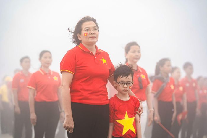 Đông đảo người dân và du khách hướng về Quốc kỳ chuẩn bị thực hiện nghi thức chào cờ trong không gian linh thiêng trên đỉnh núi Bà Đen.