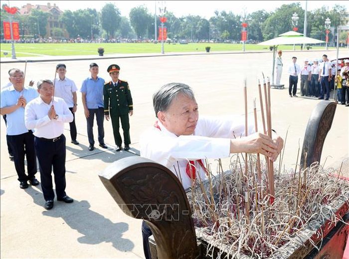 Tổng Bí thư, Chủ tịch nước Tô Lâm dâng hương tưởng nhớ Chủ tịch Hồ Chí Minh trước Lăng Bác. Ảnh: Thống Nhất/TTXVN