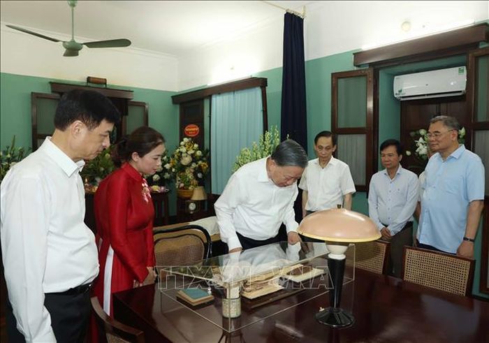 Tổng Bí thư, Chủ tịch nước Tô Lâm xem các hiện vật tại Nhà 67, Khu Di tích Chủ tịch Hồ Chí Minh trong Phủ Chủ tịch. Ảnh: Thống Nhất/TTXVN