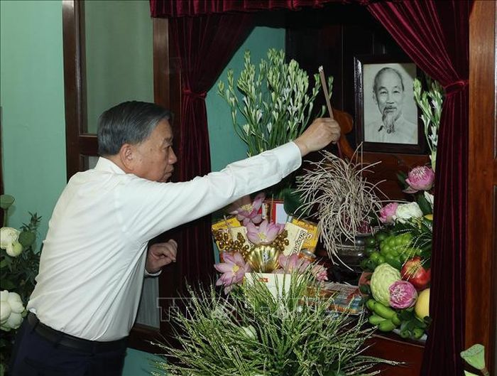 Tổng Bí thư, Chủ tịch nước Tô Lâm dâng hương tưởng nhớ Bác Hồ tại Nhà 67, Khu Di tích Chủ tịch Hồ Chí Minh trong Phủ Chủ tịch. Ảnh: Thống Nhất/TTXVN