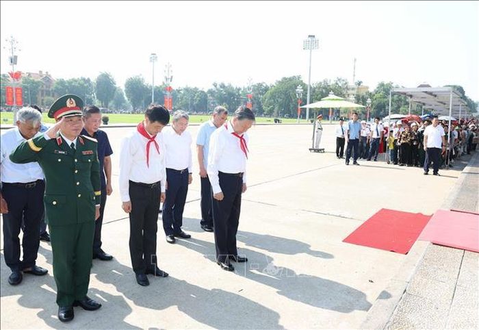 Tổng Bí thư, Chủ tịch nước Tô Lâm và các đại biểu thành kính tưởng nhớ Chủ tịch Hồ Chí Minh. Ảnh: Thống Nhất/TTXVN