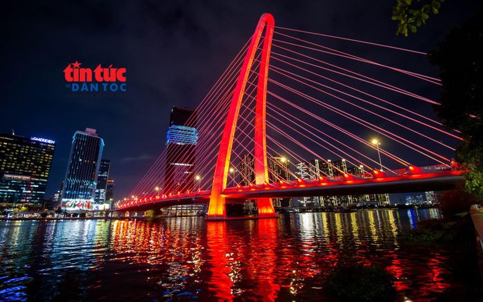 Cầu Ba Son là cầu dây văng bắc qua sông Sài Gòn, nối phường Sài Gòn với phường An Khánh. Công trình được khởi công đầu năm 2015, hoàn thành và đưa vào sử dụng từ tháng 4/2022, với tổng vốn đầu tư gần 3.100 tỷ đồng.