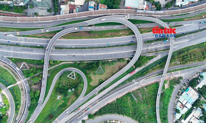Nhiều dự án hạ tầng kỹ thuật, giao thông trọng điểm được đầu tư, đưa vào khai thác, góp phần giải quyết các vấn đề dân sinh, tăng cường kết nối vùng và tạo thêm động lực cho sự phát triển của TP Hồ Chí Minh và khu vực phía Nam.