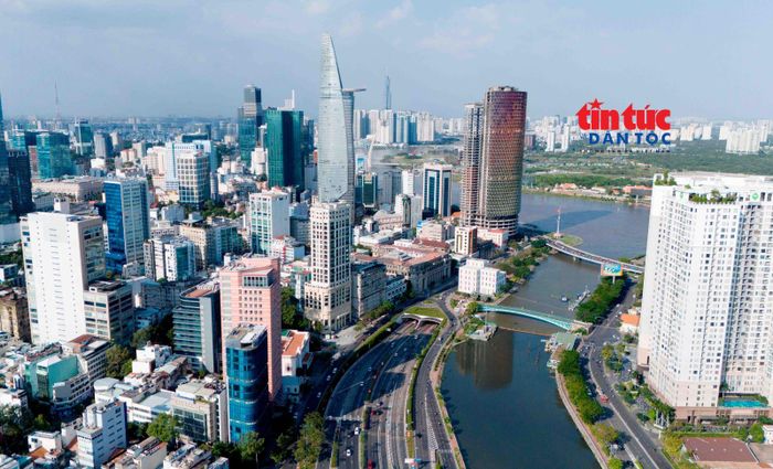 Tầm nhìn đến năm 2045, TP Hồ Chí Minh nằm trong nhóm 100 thành phố có chất lượng sống tốt nhất thế giới, xứng tầm siêu đô thị quốc tế của Đông Nam Á, là trung tâm kinh tế, tài chính, du lịch, dịch vụ, giáo dục, y tế của châu Á.