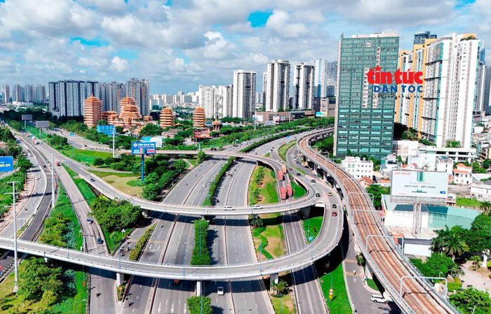 TP Hồ Chí Minh đang đẩy nhanh quá trình hiện đại hóa hạ tầng theo hướng đồng bộ và bền vững - từ giao thông công cộng, chuyển đổi xanh đến mạng lưới đường bộ, cao tốc và đường sắt đô thị.