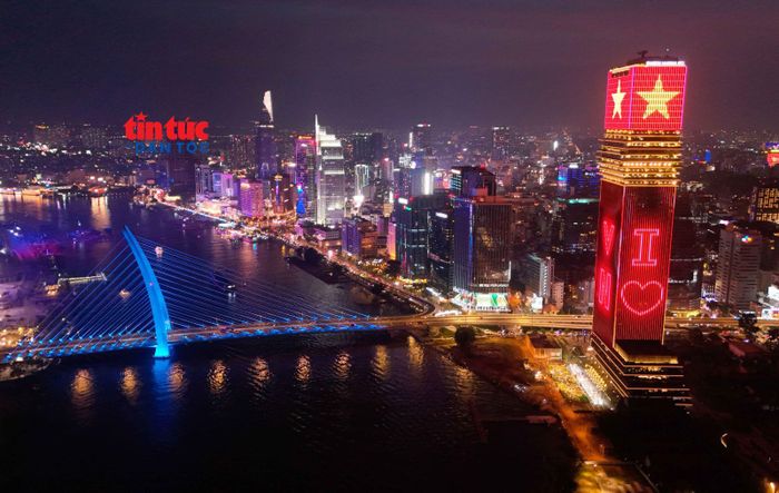 Từ vùng đất bị thiệt hại nặng nề bởi chiến tranh, giờ đây, TP Hồ Chí Minh đã trở thành một siêu đô thị với cơ sở hạ tầng đồng bộ, hiện đại, hàng loạt tòa nhà chọc trời đang vươn mình mạnh mẽ.