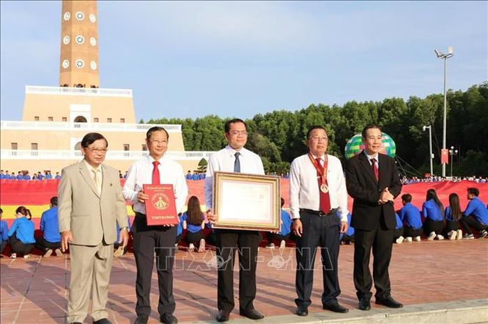 Đại diện Tổ chức Kỷ lục Việt Nam (Vietkings) trao Bằng, huy hiệu và quyết định xác lập Kỷ lục “Lá Đại kỳ Tổ quốc bằng vải lớn nhất Việt Nam” cho đại diện lãnh đạo UBND tỉnh Cà Mau.