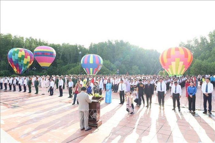 Lễ chào cờ đặc biệt ở vùng cực Nam Tổ quốc.