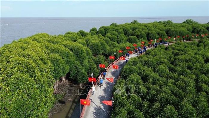 Quang cảnh lễ chào cờ đặc biệt ở vùng đất cực Nam Tổ quốc.