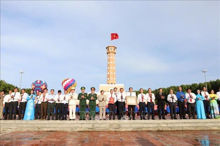 Buổi lễ không chỉ là dấu mốc đặc biệt trong hành trình xác lập kỷ lục, mà còn kết nối các vùng đất thiêng liêng của Tổ quốc: từ Làng Sen quê Bác, qua Thủ đô Hà Nội đến mảnh đất cực Nam Tổ quốc - Mũi Cà Mau.