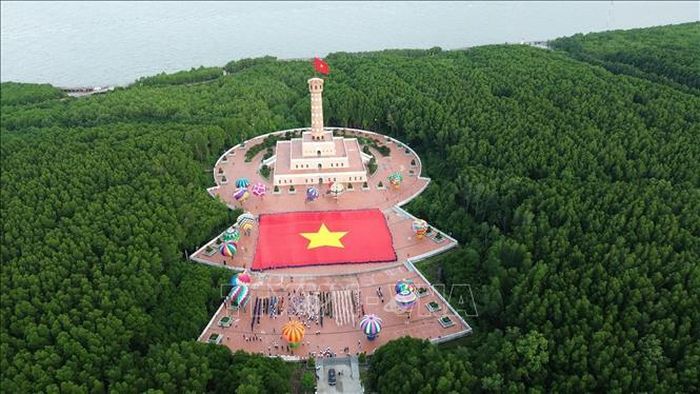 Lễ chào cờ đặc biệt ở vùng đất cực Nam Tổ quốc.